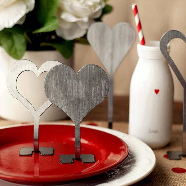 metal stand up hearts on table